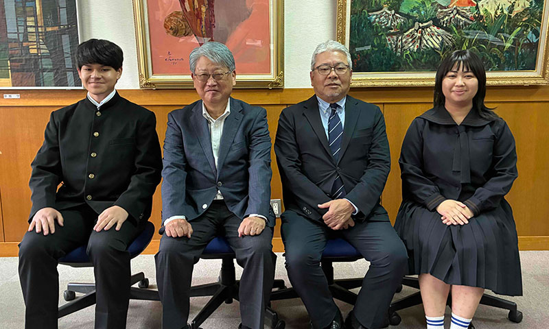 比嘉副会長、與那覇会長を囲んで