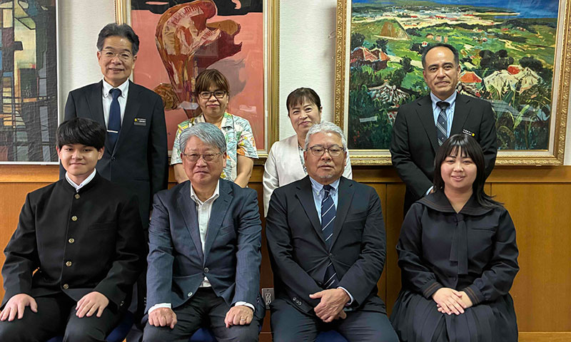 後列左：眞榮田 義光 校長先生、後列右：玉城 重光 教頭先生