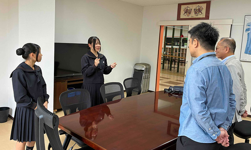 田場小晴さんから日本とハワイの学習形態の違いについて話した