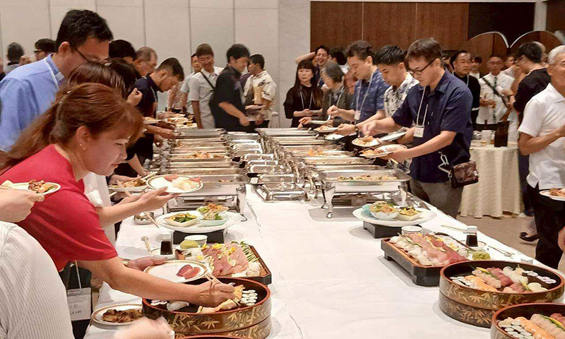 乾杯の後は一斉に食卓へ