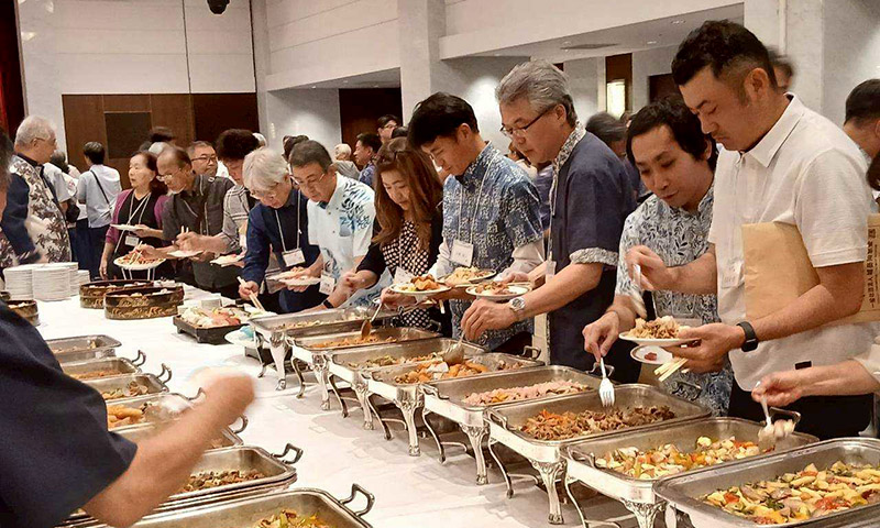 乾杯の後は一斉に食卓へ
