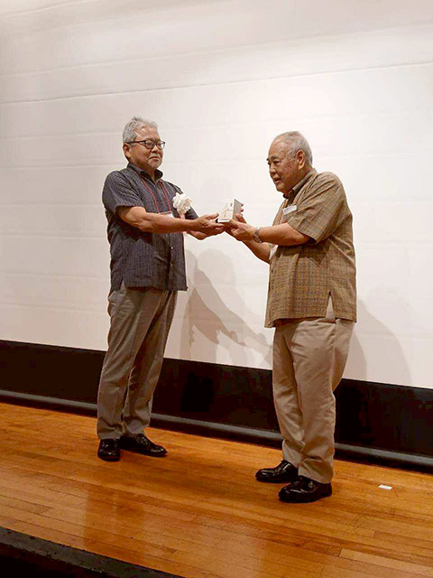 卒業60周年を記念して記念品を 與那覇 同窓会長から贈呈