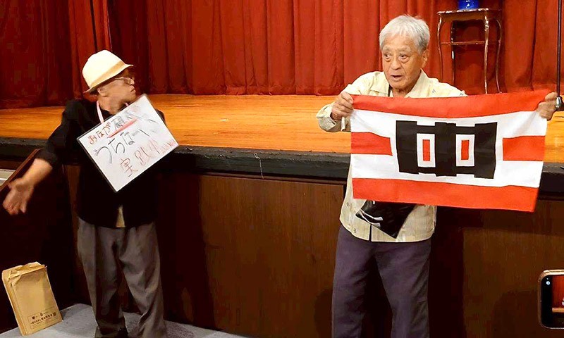 二中校歌を 高良 健二氏（二中35期生）が高らかに歌う