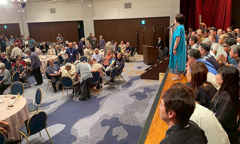 閉会の辞を 大城 エリカが感慨深く述べた