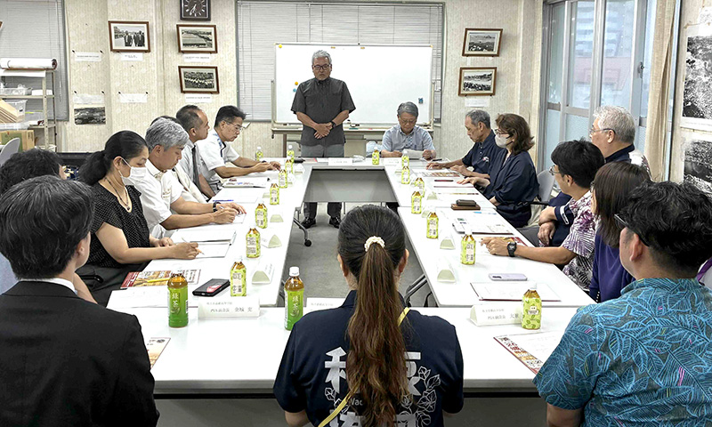 開催に先立ち 與那覇 博明 会長より同窓会の歴史と学校への支援内容について詳しく紹介