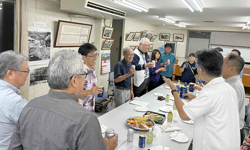 眞榮田 校長から今後も同窓会・学校・ＰＴＡ三者の協働を祈念して力強く乾杯した