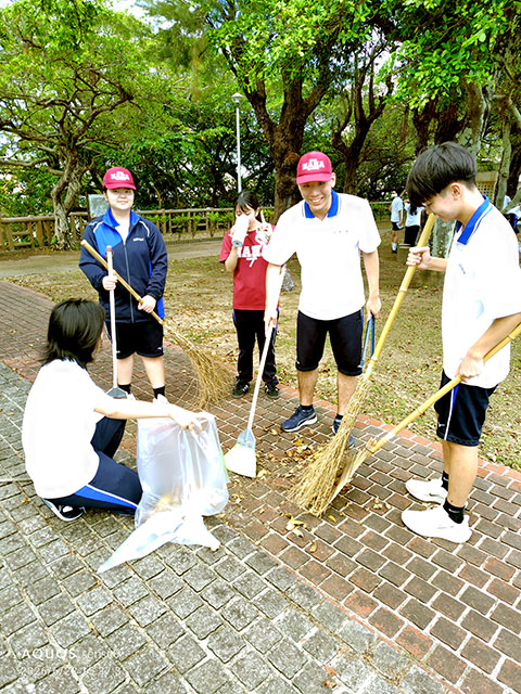 炎天下の中、元気に清掃