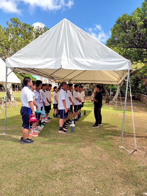 ２年生は城岳公園の清掃を担当し、学級ごとに「二中健児の塔」を参拝