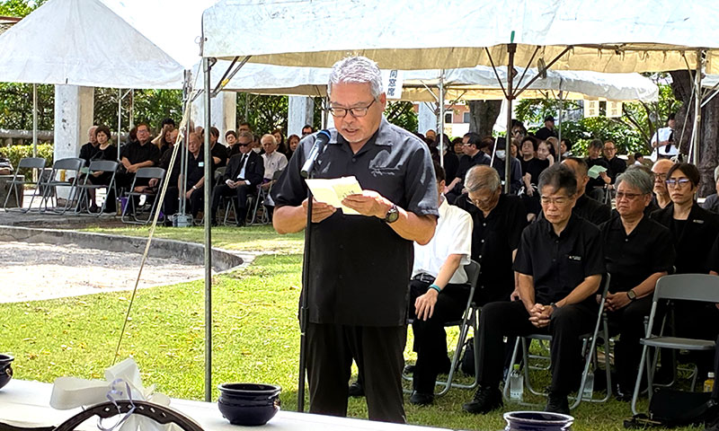 「追悼の辞」を與那覇博明同窓会長が行う