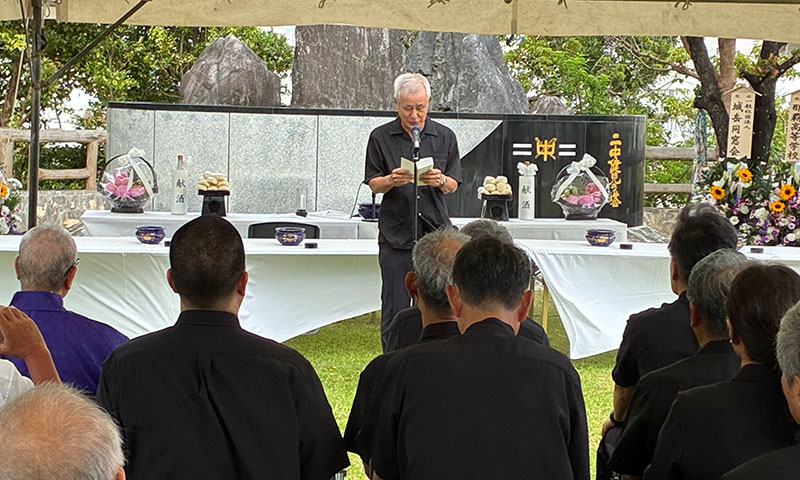 遺族代表挨拶」を赤嶺 一が行う