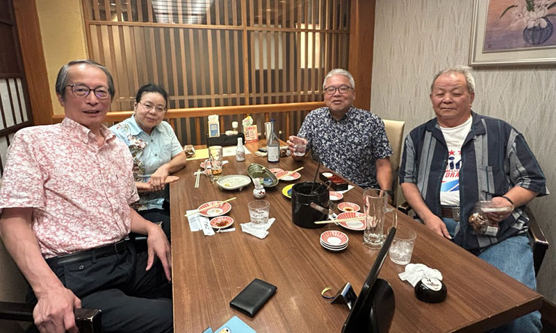 左から徳田 博文 さん（26期）、水田 仙子 さん（22期）、與那覇 会長、林 賢正 さん（20期）