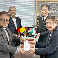 OBOG会から那覇高校バレー部に寄附金の贈呈
